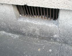 換気口のひび割れ