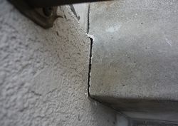 手すり壁と壁の隙間