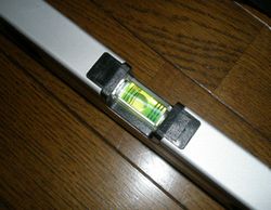 床の傾き