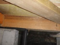 給水管が土台を貫通