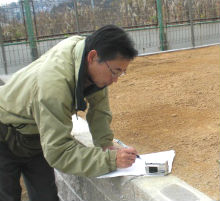 住宅検査をする一級建築士